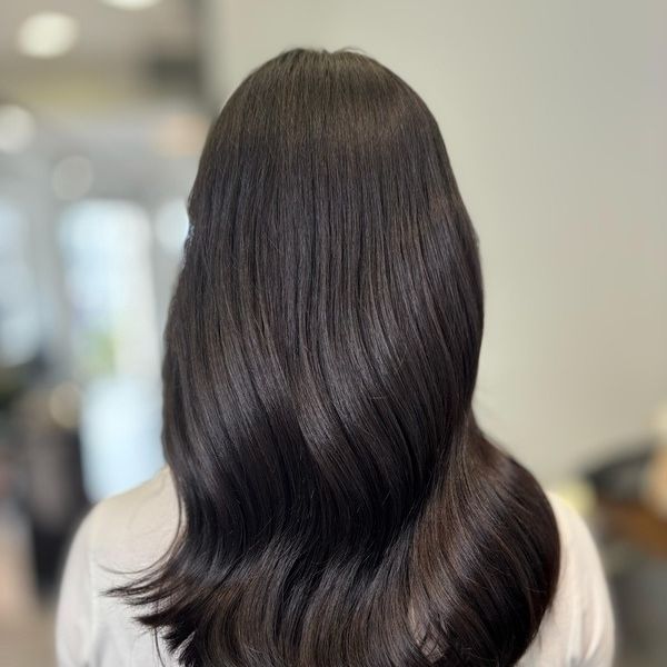 Glänzendes brünettes Haar nach dem Styling