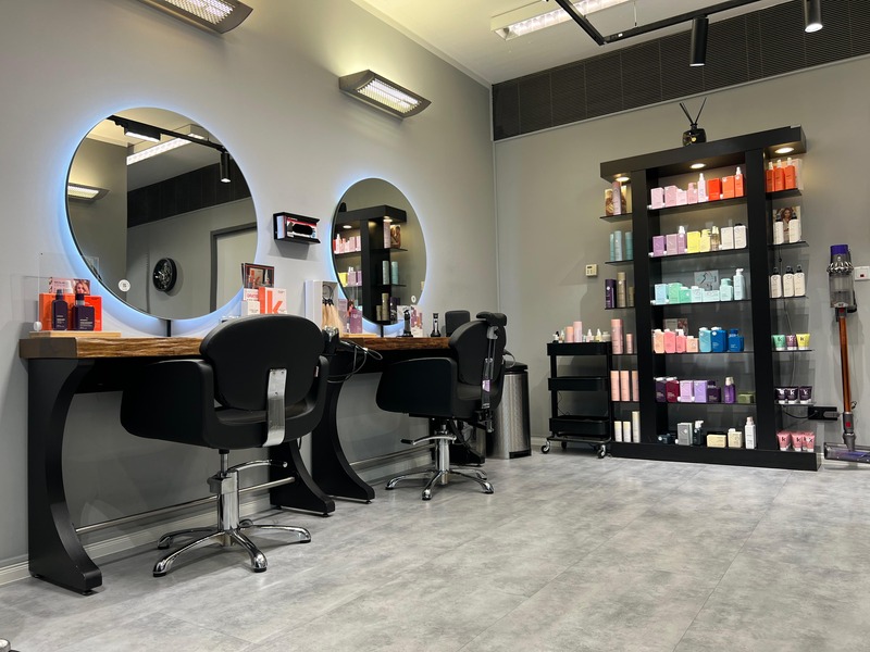 PRIMEHAIR Campus — Salon-Innenansicht mit beleuchteten Spiegeln
