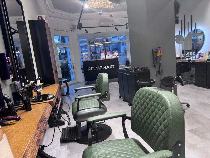 PRIMEHAIR Neustadt — Salon-Innenansicht mit grünen Stühlen