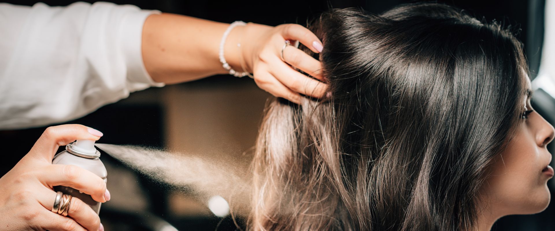 Finales Styling im Salon