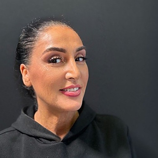 Rabia — Rezeptionistin bei PRIMEHAIR