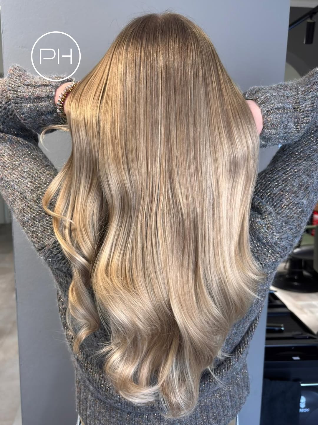 Instagram-Post: Glänzende Sandy-Balayage