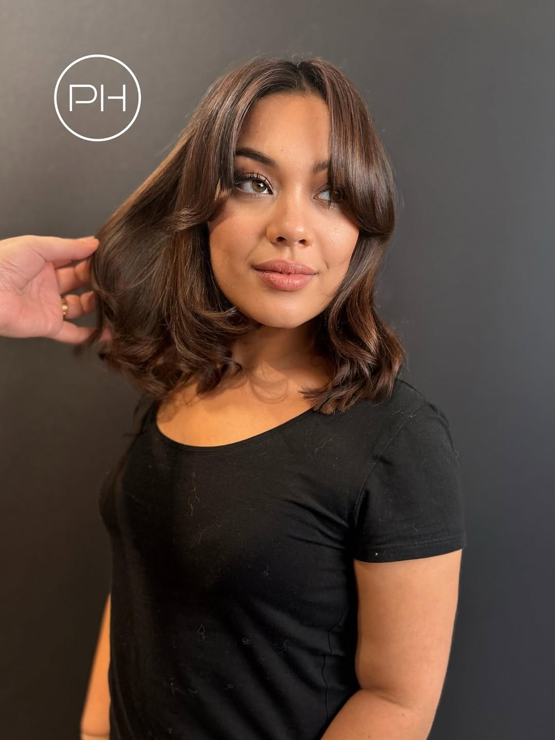 Instagram-Post: Brünetter Long Bob mit Curtain Bangs